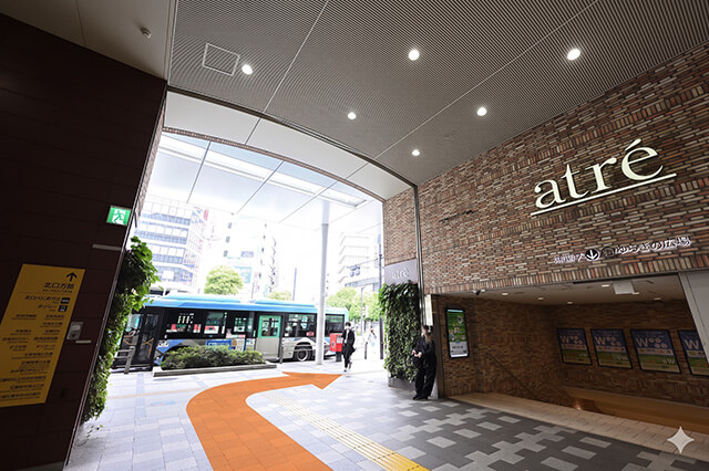 北口を出て、バス乗り場に向かって右手方向に進みます