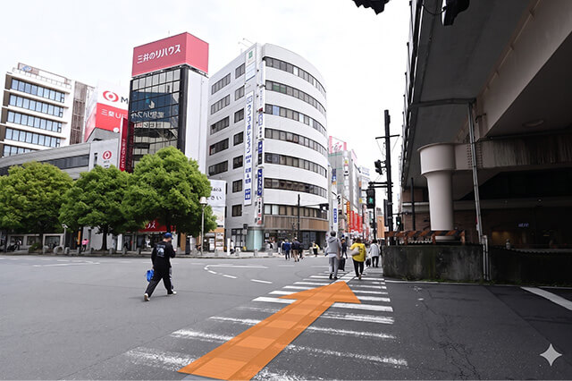 横断歩道を進みます。