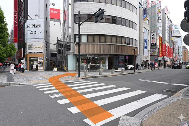 1つ目の横断歩道を渡ったら、左手側の横断歩道を渡り右に曲がりenaビルを目指します。