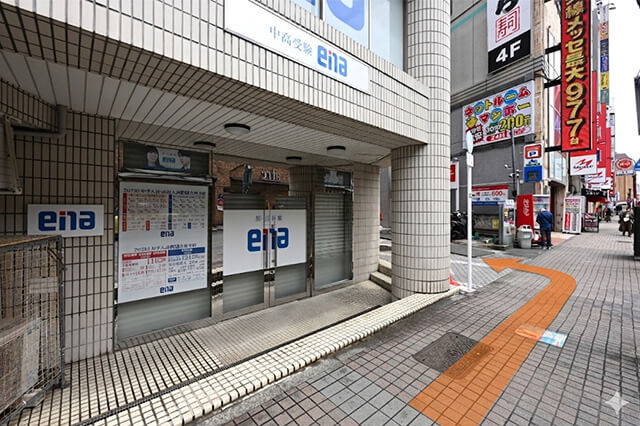 enaビルの奥を左折します。